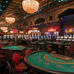 777 bed online casino section overview with dark neon interface details